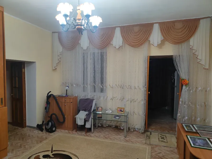 Шам мен перделері бар қонақ бөлме