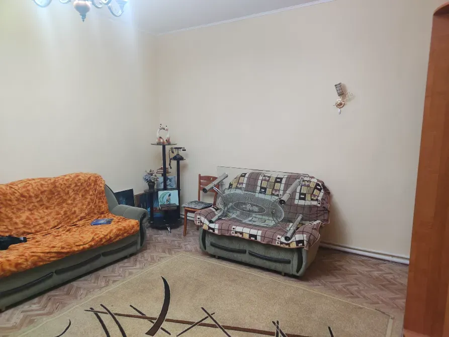 Дивандар мен кілемі бар қонақ бөлме