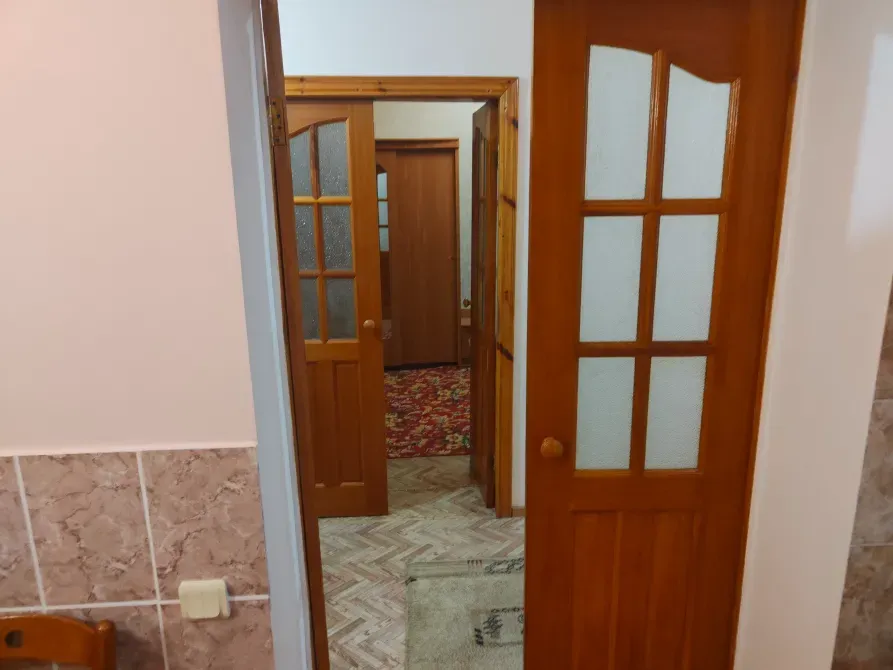 Бірнеше есігі бар коридор көрінісі