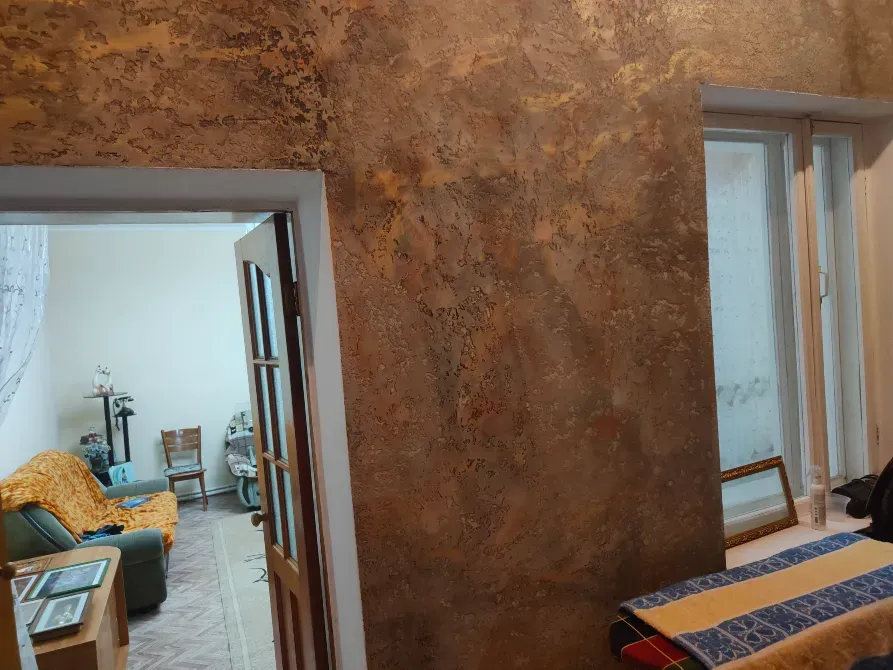 Екі есікті текстураланған қабырғасы бар интерьер