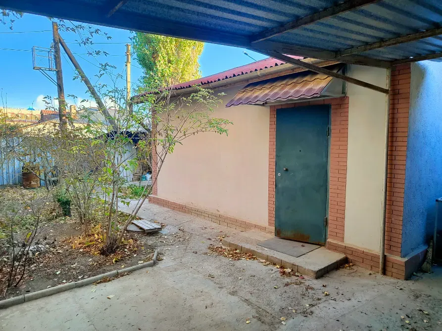 Бақшада есігі мен бақшасы бар құрылыс