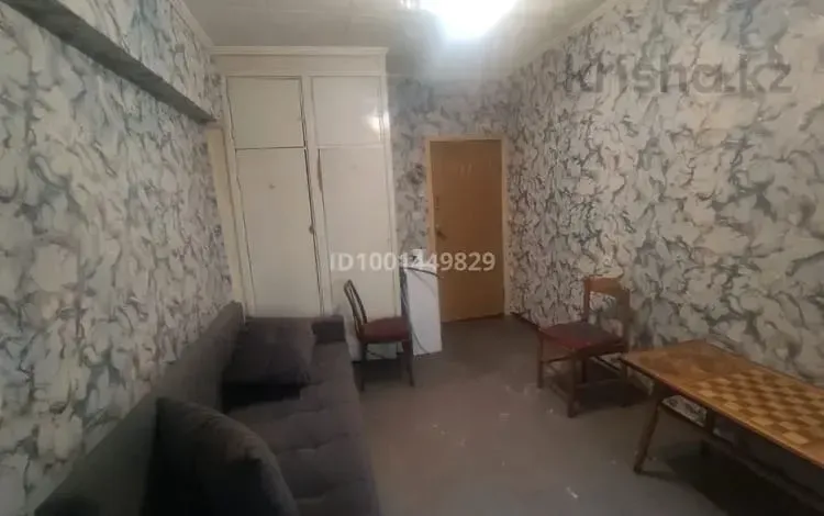 Гүлді сырлы пәтер, сұр диван, үстел және орындықтар