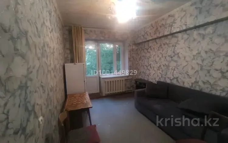 Көше жағына қарай ашылатын терезелері бар кең интерьер және бөлмедегі жарықтандыру элементтері