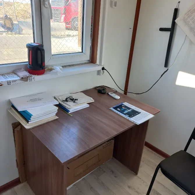 Стол в офисе с документами и чашкой рядом с окном