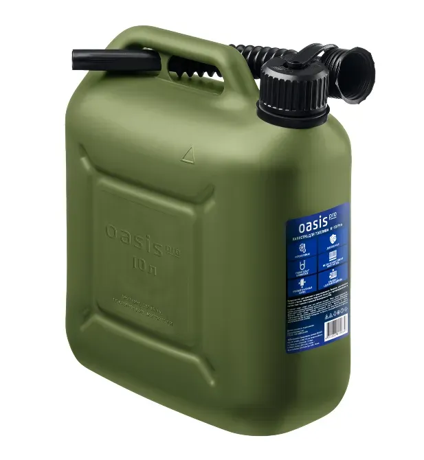 Канистра для воды Oasis на зеленом фоне с черной крышкой и носиком