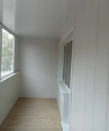 Современная ванная комната с мраморной плиткой и ванной