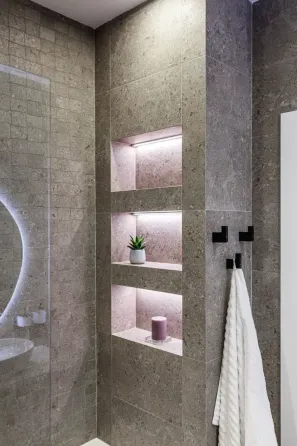 Современная ванная комната с мраморной плиткой и ванной