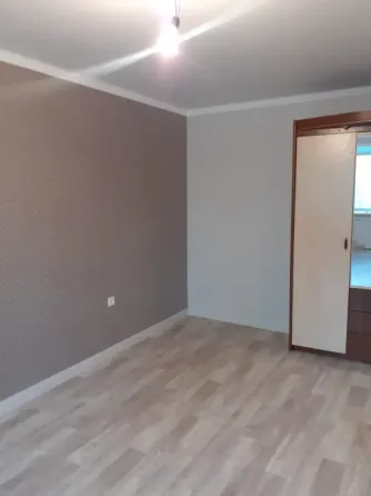 Современная ванная комната с мраморной плиткой и ванной