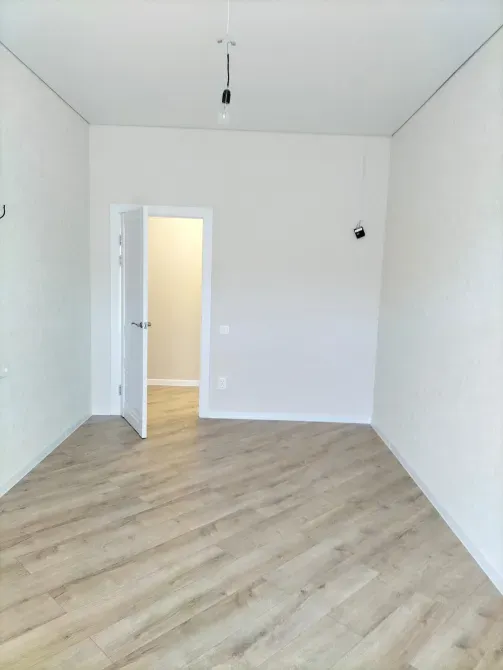 Минималистичная светлая комната с дверью