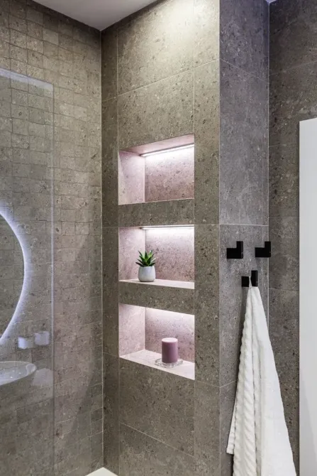 Стильный душ с подсветкой и нишами для хранения