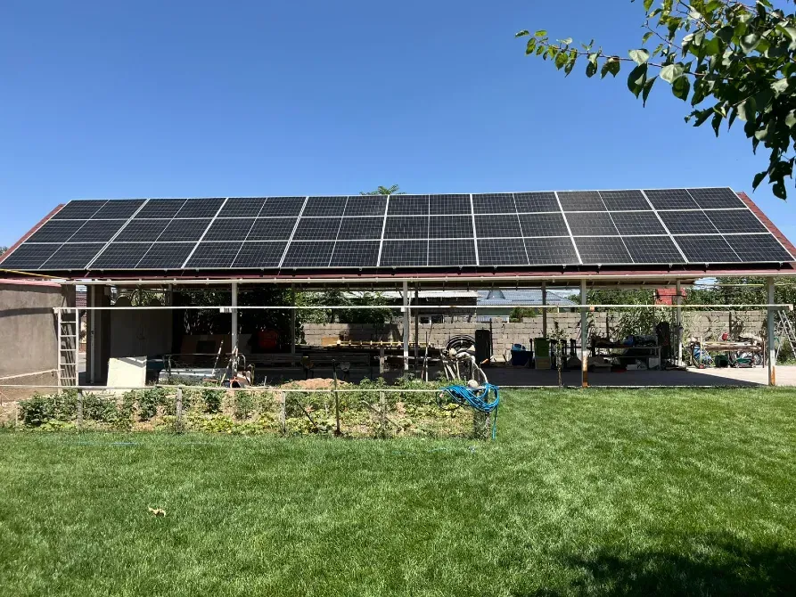 Үлкен конструкцияның крышадағы күн панельдері