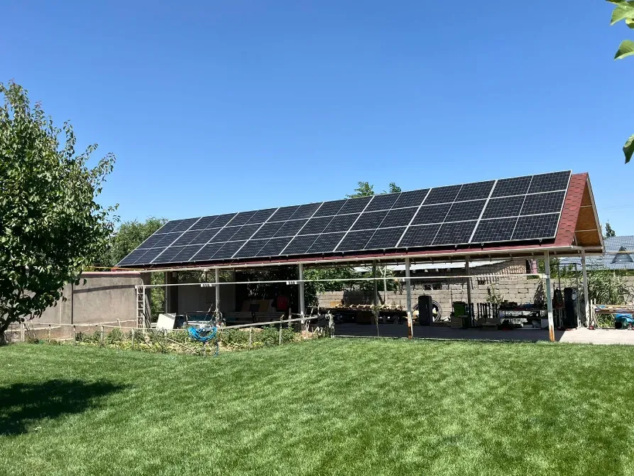 Күн панельдері бар үлкен навес көрінісі