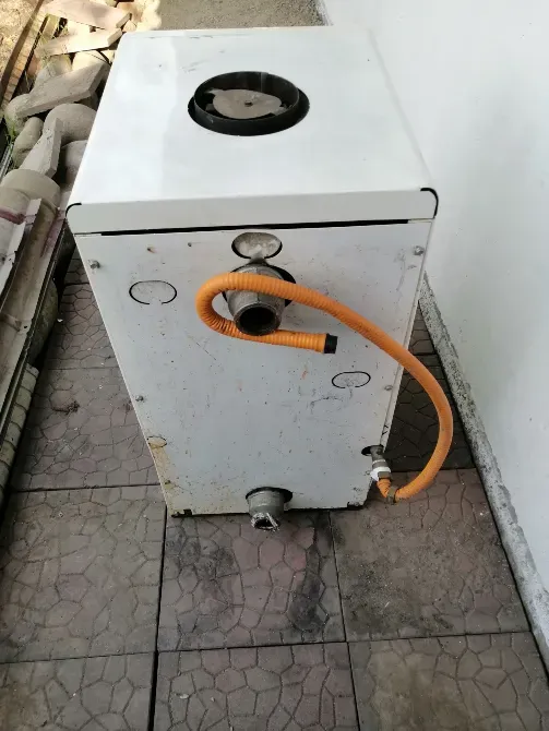 Ескі су жылытқышы қызғылт сары шлангпен