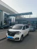 Ақ Hyundai минивэні әуежай ғимаратының фонында