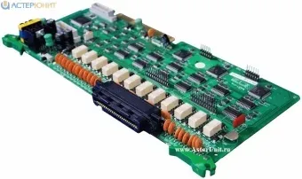 Печатная схема с множеством компонентов и разъемами, выполненная на зеленой плате