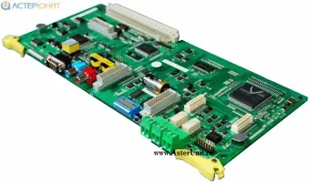 Печатная плата с компонентами для электроники, различные разъемы и микросхемы