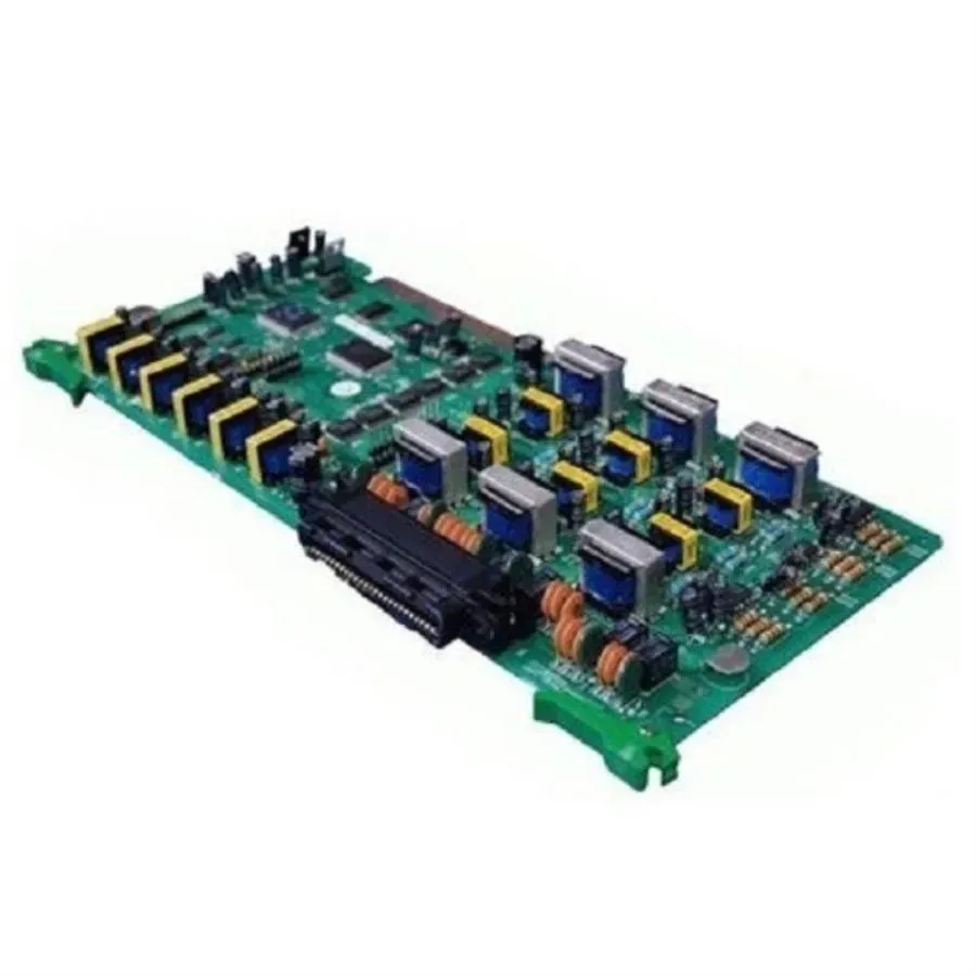 Көптеген USB кірістері мен жасыл фондағы компоненттері бар баспа тақтасы