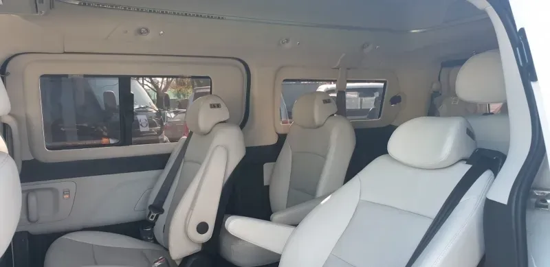 Минивэннің интерьері ақ орындықтармен