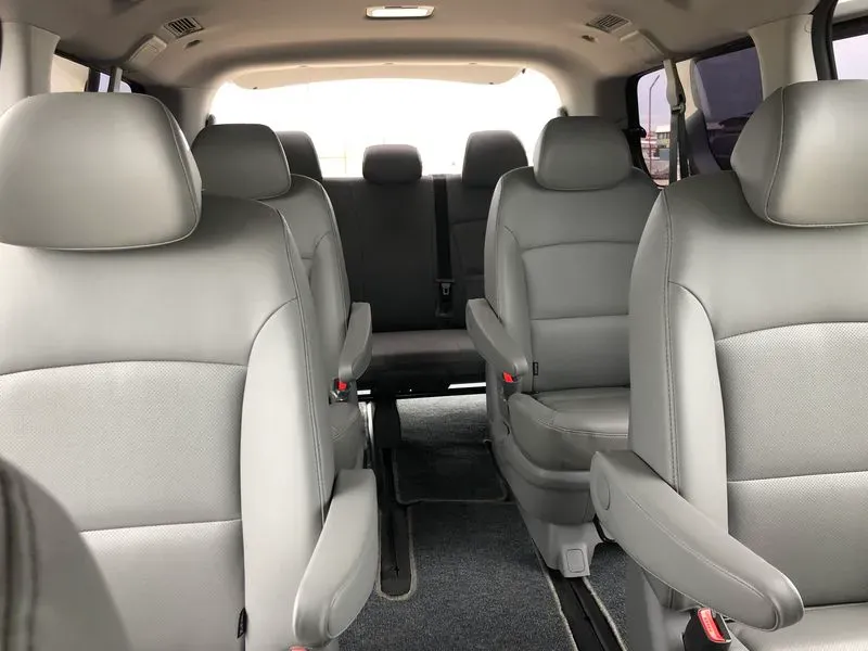 Минивэннің интерьері сұр орындықтармен