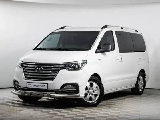 Белый минивэн в профиль на нейтральном фоне