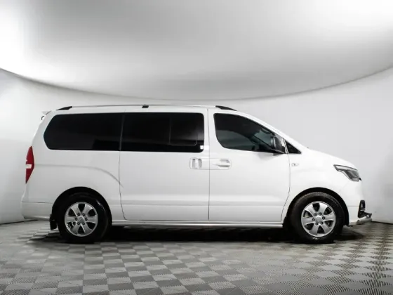 Белый минивэн в профиль на нейтральном фоне