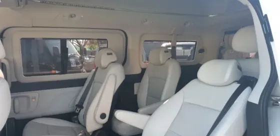 Белый минивэн в профиль на нейтральном фоне