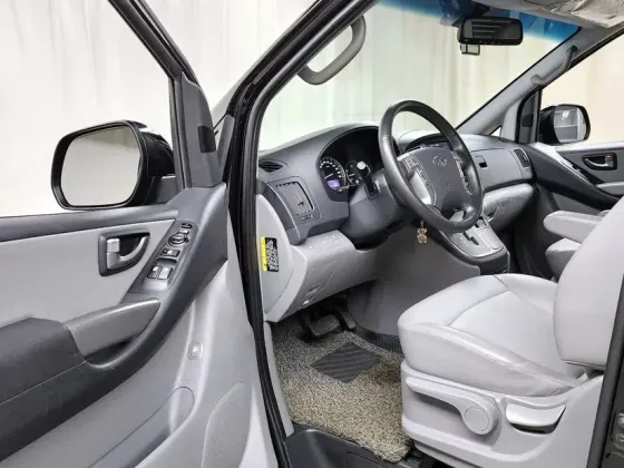 Белый минивэн в профиль на нейтральном фоне