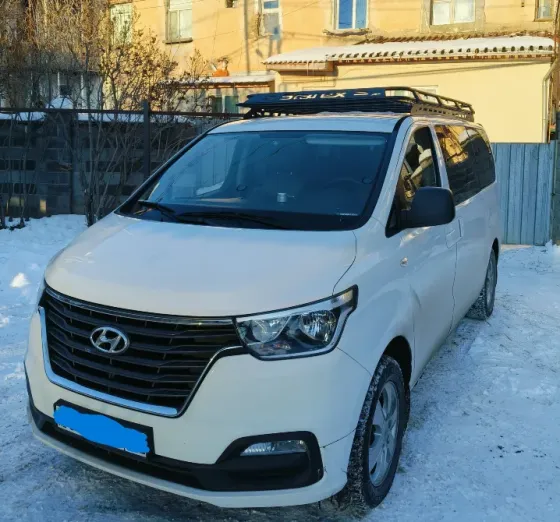 Белый минивэн в профиль на нейтральном фоне