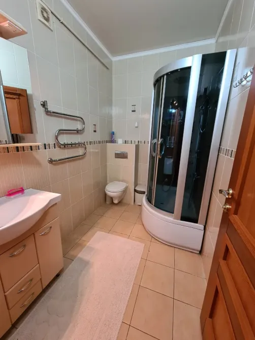 Ванная комната с душевой кабиной