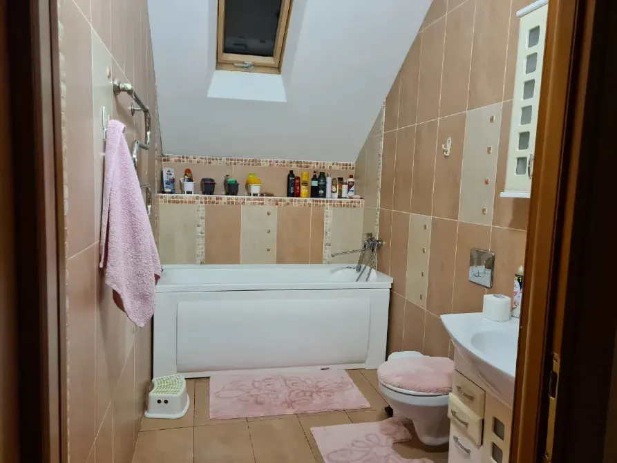 Ванная комната на чердаке с ванной и туалетом