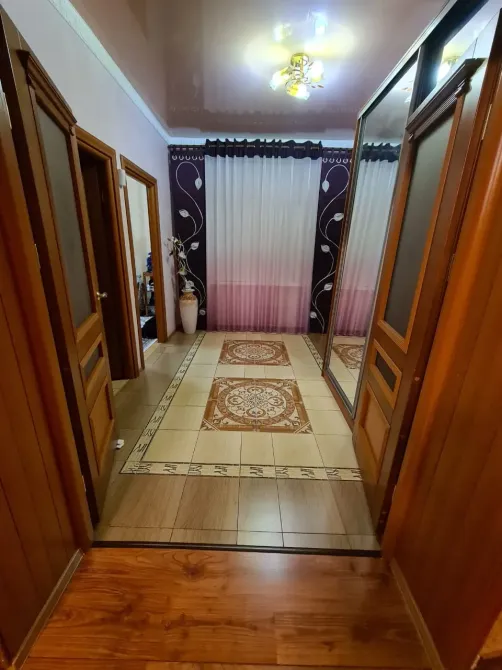 Коридор с зеркалами и светильниками