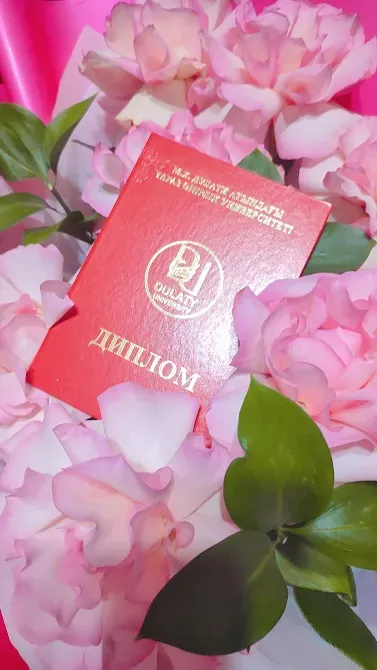 Пиондар мен жасыл жапырақтардың фонында диплом