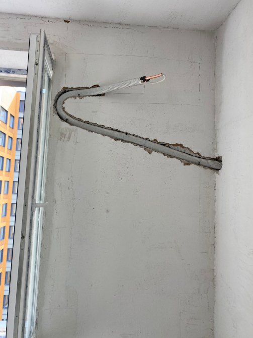 Прокладка труб для кондиционера, выходящих из стены через окно