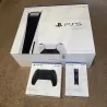 PlayStation 5 ойын консолі мен қосымша контроллерлермен бірге коробка