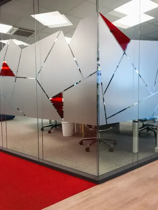 Офиска арналған оригинал дизайны бар шыны