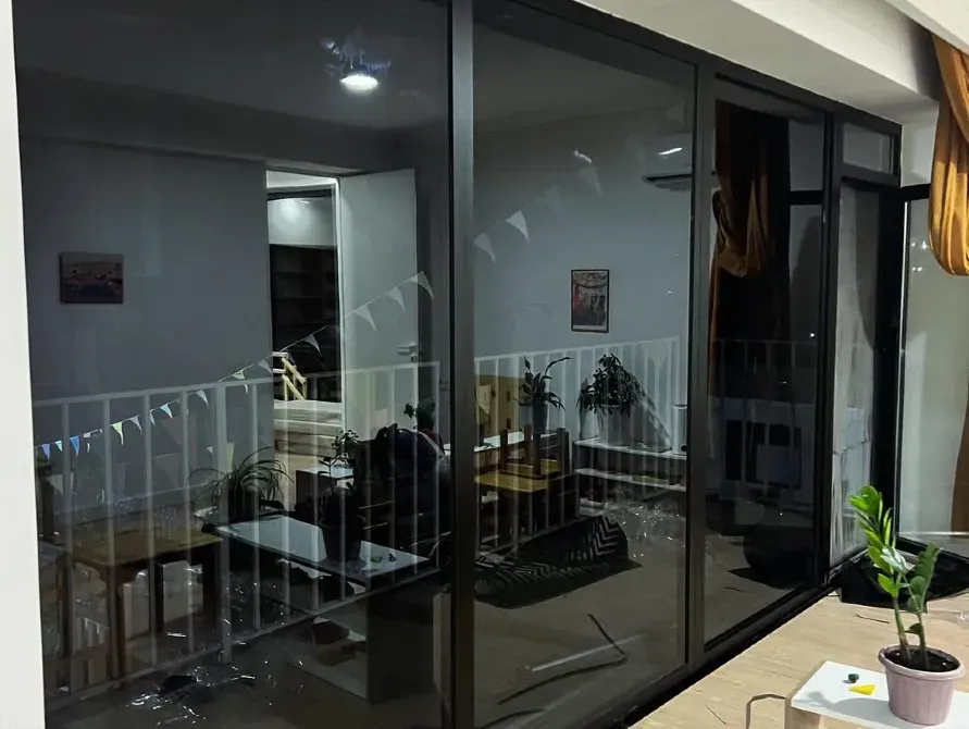 Балкондағы айналар арқылы көрінетін өсімдіктермен терезе