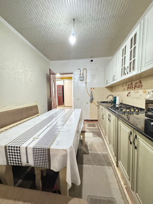 Кухня с большим столом и плитой