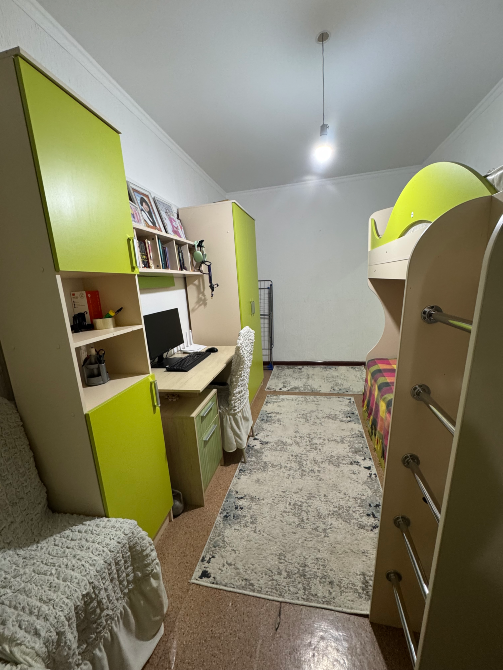 Спальня с офисным столом и кроватью