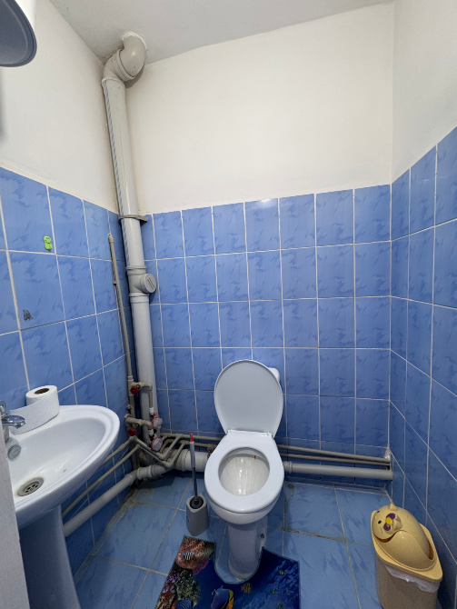 Туалет с синей плиткой