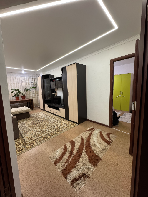 Гостиная с мягкой мебелью и телевизором