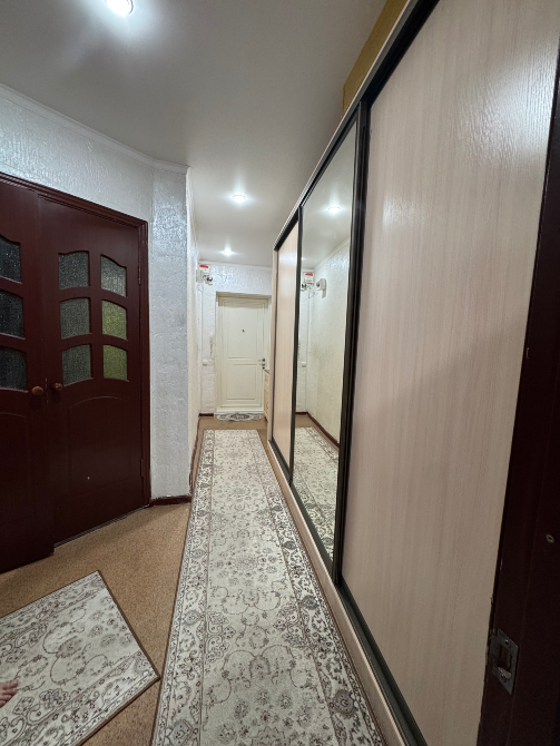 Коридор с большими зеркальными дверями