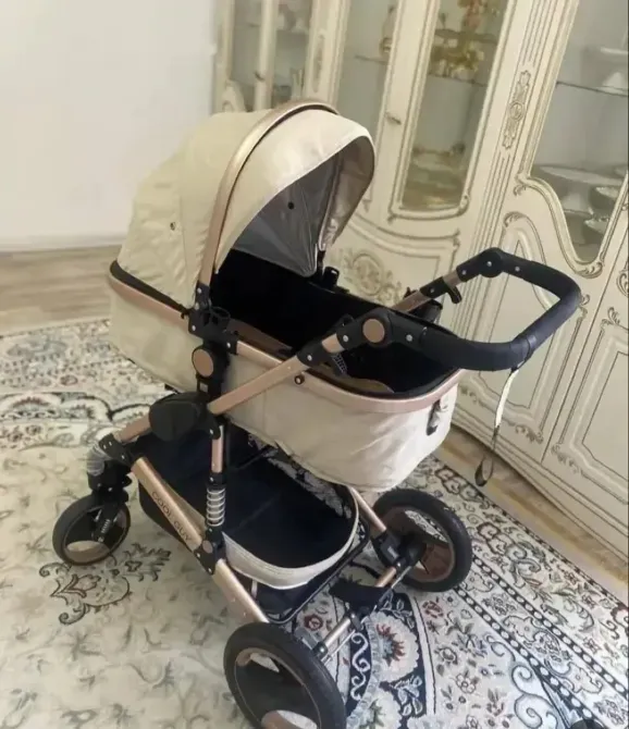 Коляска для младенца на фоне роскошной обстановки