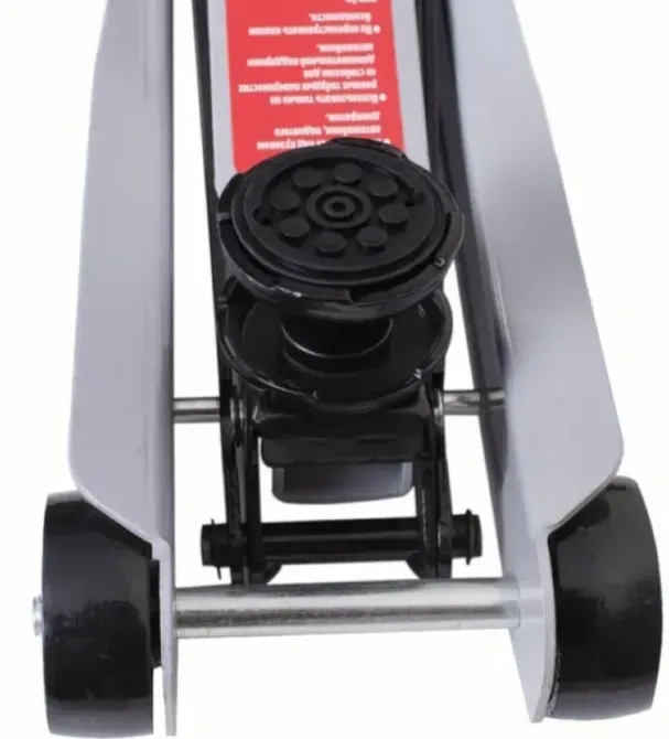 Вид сверху на подкатной домкрат Titan, в фокусе механизм