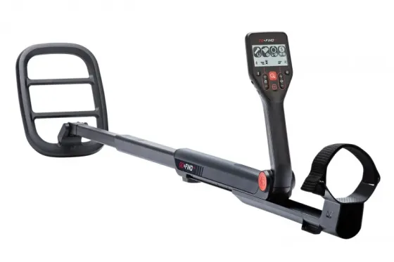 Металлоискатель с длинной ручкой и панелью управления, предназначенный для поиска металлических предметов