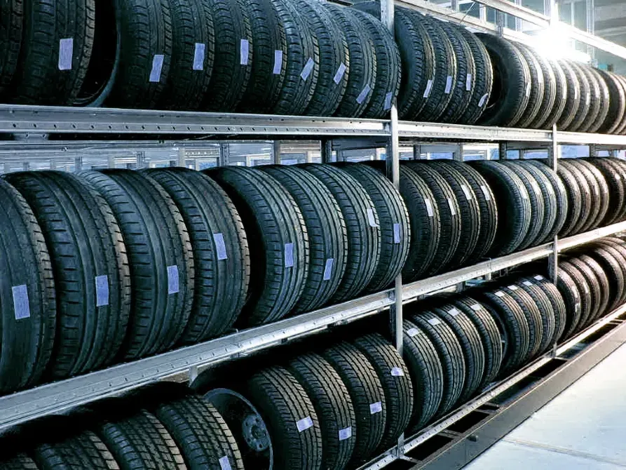 Хранилище автомобильных шин на полках с различными моделями и размерами