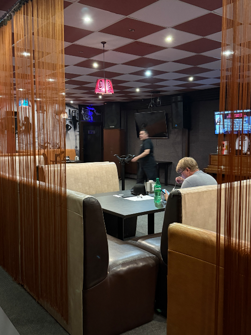 Перделермен бөлінген атмосфера және столда отырған келуші