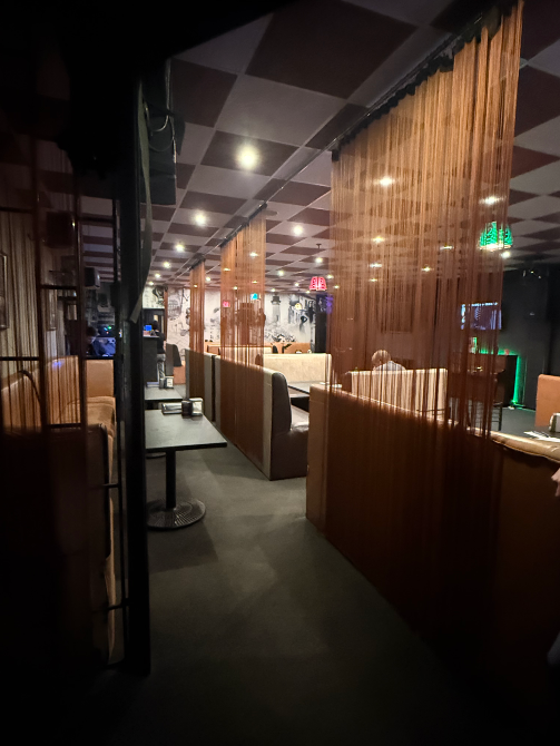 Залдағы интерьер галогендік перделермен бөлінген