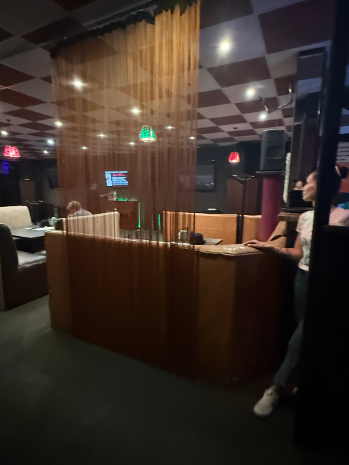 Адам тұрған бөлмедегі зал