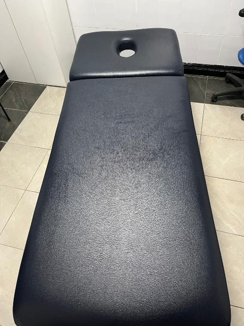 Массажная кровать с упругой обивкой и отверстием для лица