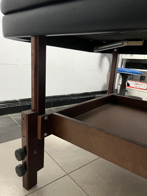 Вид снизу массажной кровати с деревянной рамой и креплениями